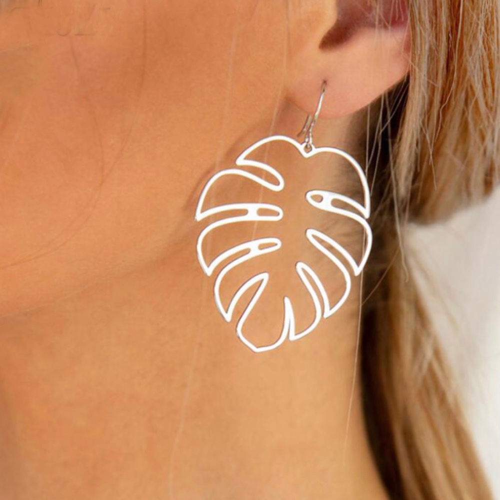 ✨3 for $32✨
Tropical leaf earrings gold silver - Picture 2 of 4